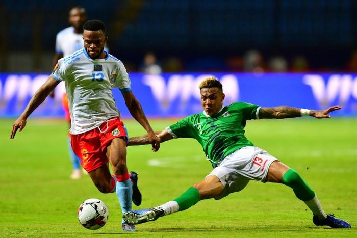 Madagascar midfielder Anicet Andrianantenaina (R) tackles Democratic Republic of Congo forward Elia Meschak during an Africa Cup of Nations last-16 match in Egypt