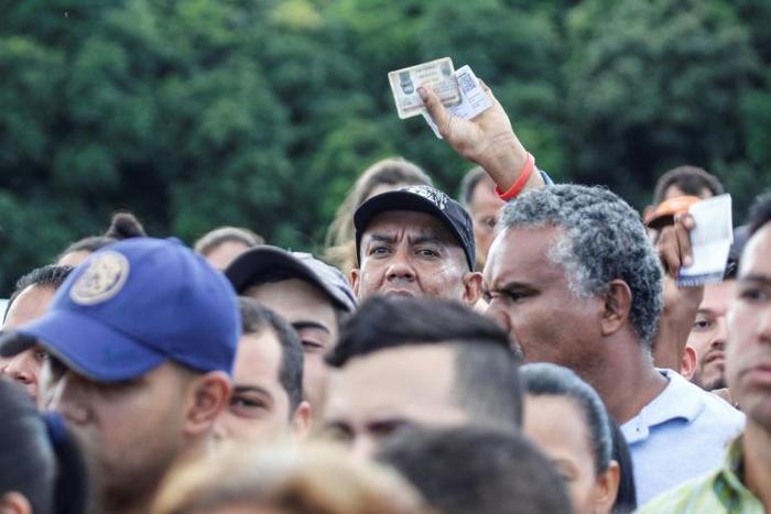 Venezuelans line up to cross from San Antonio del Tachira to Cucuta, in Colombia, amid Venezuela's economic and political crisis