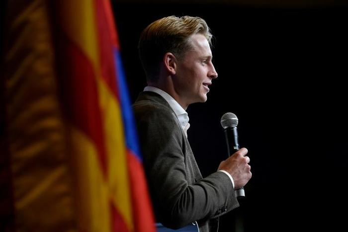 Barcelona officially presented De Jong on Friday