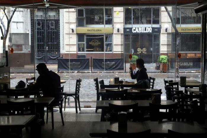 Diners are pictured at a restaurant during a power cut in Buenos Aires on June 16, 2019, in a photo released by Noticias Argentinas