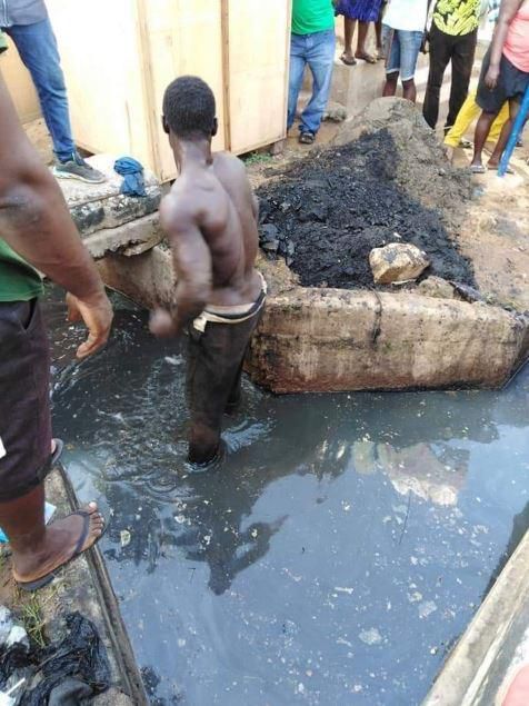 Residents beat up 'thief', gave him food and drinks before supervising him to clean their choked gutters (photos)