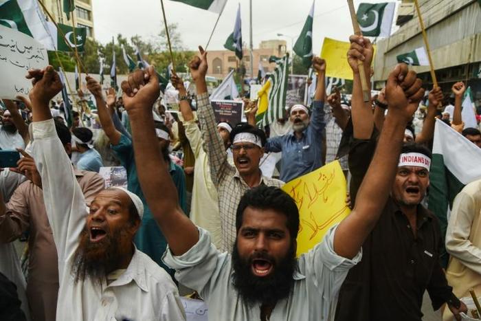 Supporters of the Pakistani militant organisation Jamaat-ud-Dawa (JuD) took part in an anti-India protest rally in Karachi
