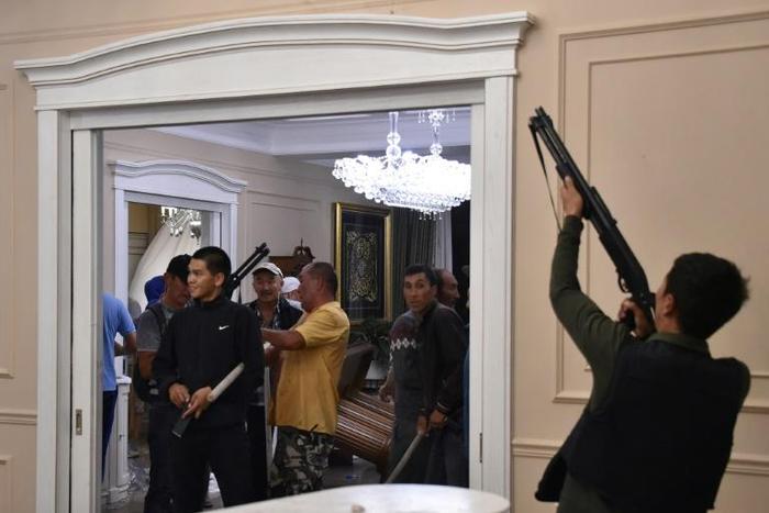 Clashes broke out as security forces tried to seize former president Almazbek Atambayev at his compound outside the capital Bishkek