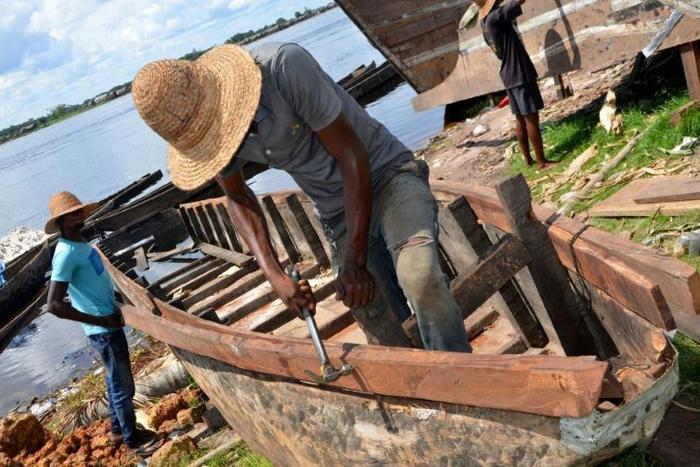 Motorised boats are a widely used means of transport in the DR Congo but they are also often overloaded, and rarely carry life jackets