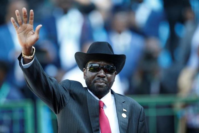 The peace deal calls for a unity government between South Sudan President Salva Kiir (C) and rival Riek Machar