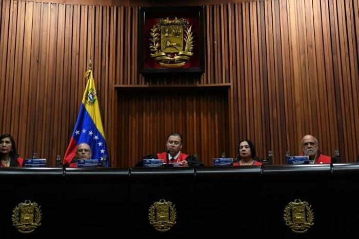 US Supreme Court President Juan Jose Mendoza (C) reads a statement rejecting the return to the Inter-American Treaty of Reciprocal Assistance (TIAR) on July 26