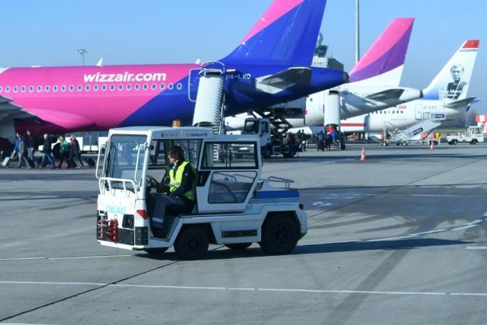 Loose runway paving at Budapest airport Wednesday punctured a wheel on a Wizzair flight arriving from Stockholm