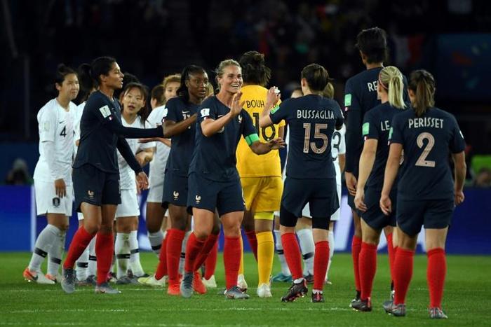 France captain Amandine Henry (C) celebrates with her teammates after the hosts opened the women's World Cup with a comprehensive 4-0 win over South Korea on Friday