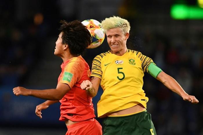 Janine Van Wyk (R) in action for South Africa against China on Thursday