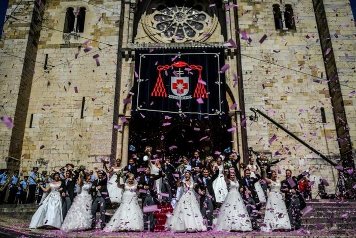 Financed by sponsors and TV rights, broadcast live on television, couples who would not otherwise have the means are gifted a deluxe wedding worth 400,000 euros