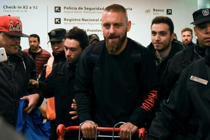 Italian footballer Daniele De Rossi was met by dozens of Boca Juniors fans as he arrived in Argentina on Thursday before signing for the club