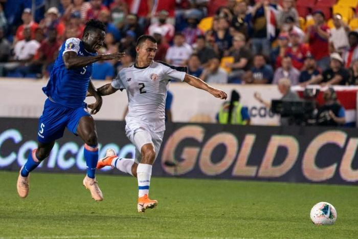 Haiti defender Djimy Bend Alexis (L) fights for the ball with Costa Rica midfielder Randall Leal in Haiti's 2-1 Gold Cup Group B victory at Red Bull Arena