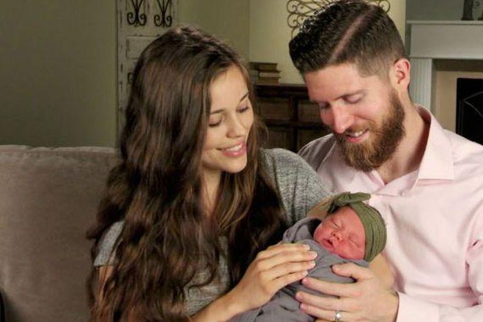 Jessa Duggar Gives Birth On Couch In New Video