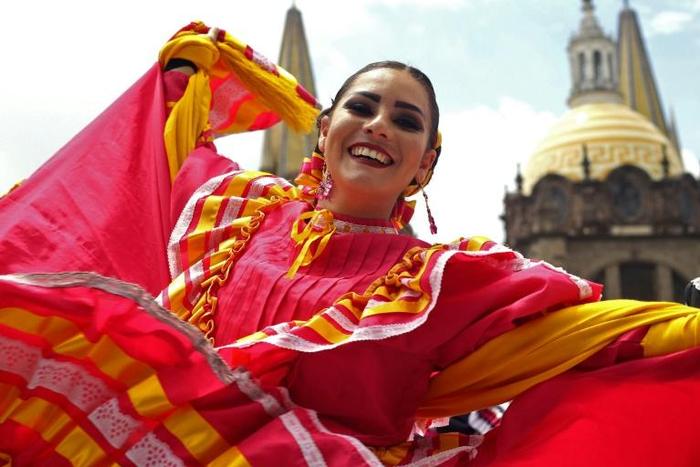 Searing heat failed to dampen the enthusiasm of the 882 men and women, who performed in traditional costumes