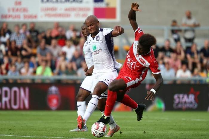 Vincent Kompany (L) in action for Anderlecht -- the new player-manager has not yet overseen a win with the Brussels club four games into the season