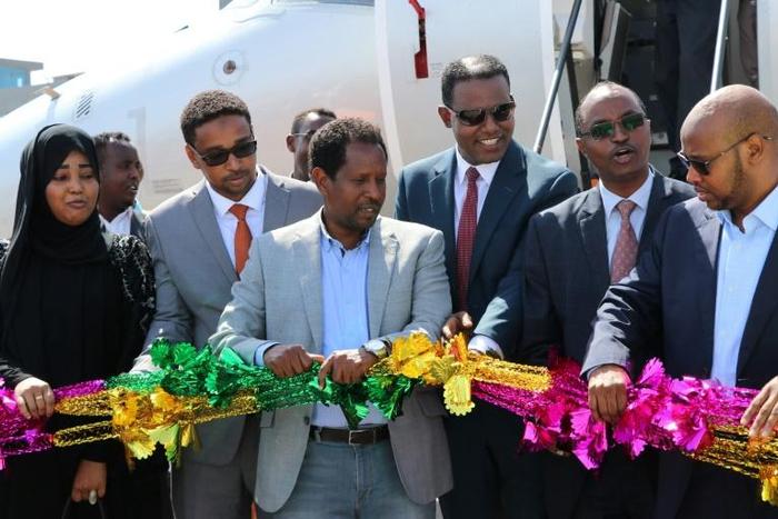 Mogadishu mayor Abdirahman Omar Osman (seen here 3rd L at a ceremony) has died from wounds sustained in a July 24 attack on his office