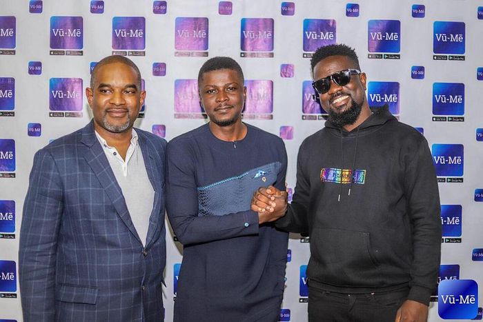 Sarkodie interacts with CEO of Vū-Mē, others