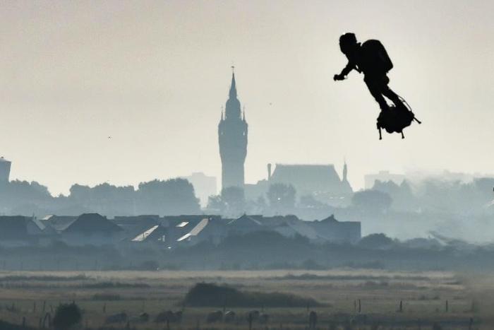 Franky Zapata set off on his "Flyboard" and crossed the English Channel in 22 minutes