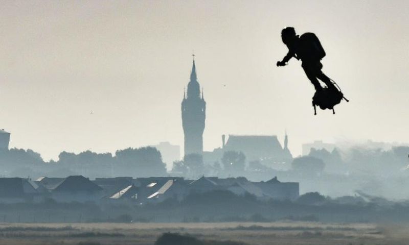 Franky Zapata set off on his "Flyboard" and crossed the English Channel in 22 minutes
