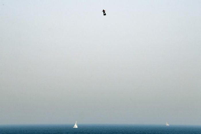 Quelques secondes après le décollage de Franky Zapata à Sangatte (Pas-de-Calais) pour sa tentative de la traversée de la Manche le 25 juillet 2019