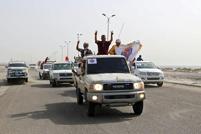 Yemeni Southern separatists supporters demonstrate in the Khor Maksar district of Yemen's second city of Aden on August 15, 2019