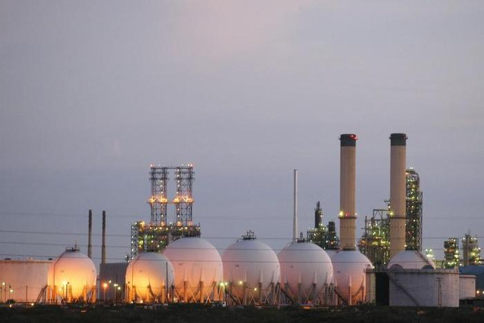 The Paraguana Oil Refinery Complex, pictured in 2005, contains the Amuay and Cardon refineries which have been left without power