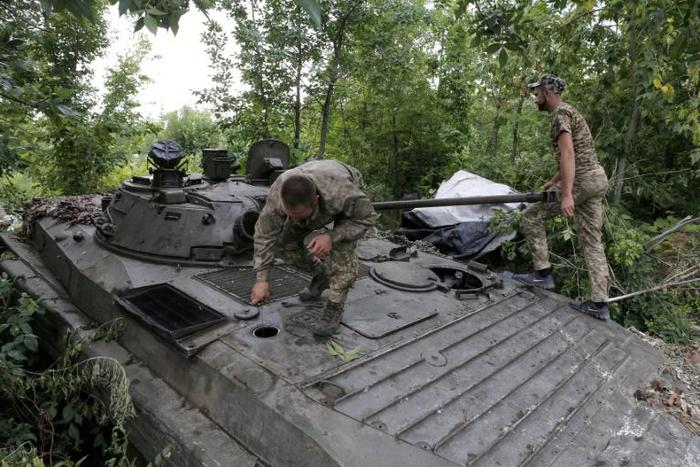 Ukrainian troops prepare for combat with Russian-backed separatists near the town of Dokuchayevsk, in Donetsk region, on July 13, 2019, as a war in the east of the country drags on