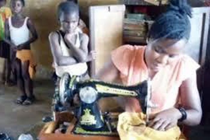 Kindhearted Ghanaian teacher sews her pupils’ torn uniforms during lunch breaks