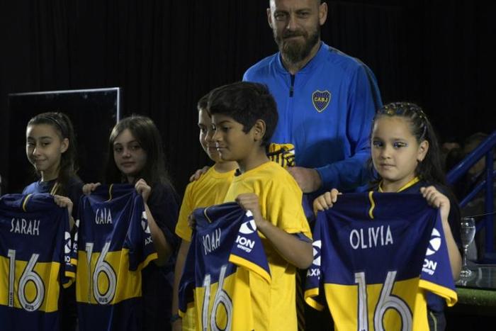 Italian midfielder Daniele De Rossi will wear the number 16 jersey at Boca Juniors, just as he did at Roma