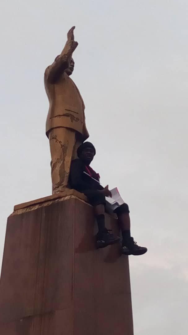 Man threatens to commit suicide as he climbs statue at Obetsebi Lamptey circle