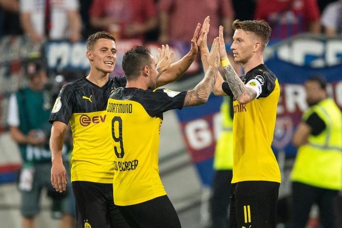 Marco Reus (R) and Paco Alcacer (L) both found the net as Borussia Dortmund progressed to the second round of the German Cup on Friday