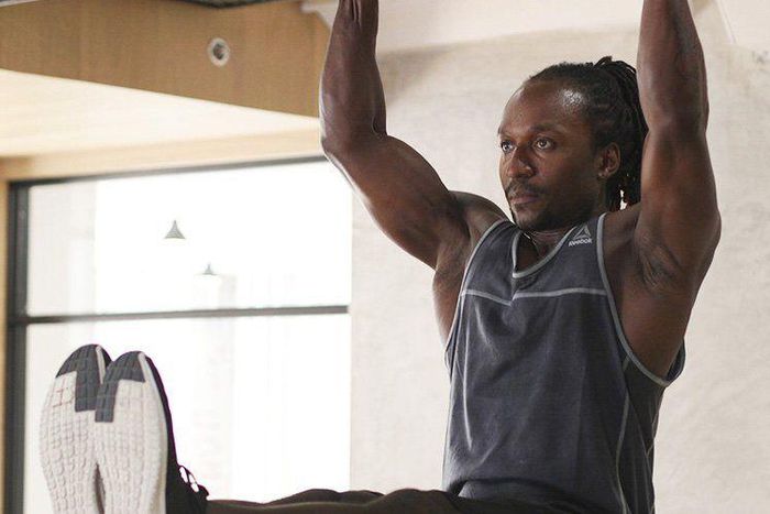 9 Ways to Shred Your Core Using Only a Pullup Bar