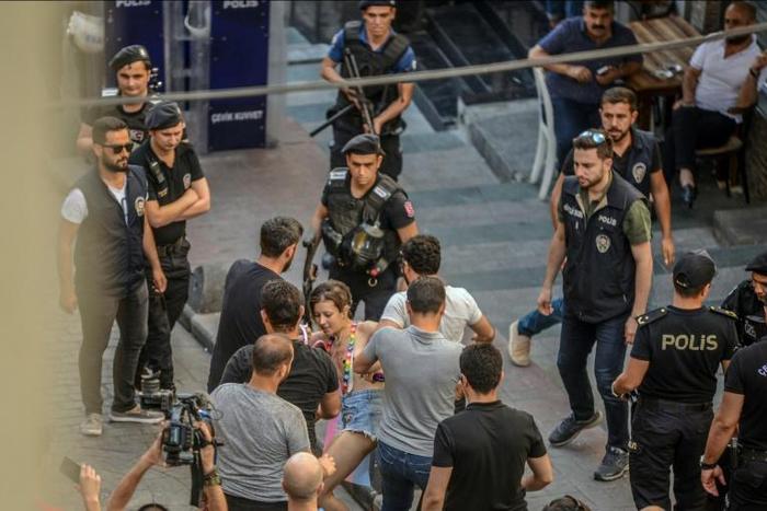 TTurkish police on Sunday fired tear gas at gay rights groups and activists who defied authorities to march for the Istanbul pride parade, banned for the fifth year in a row.