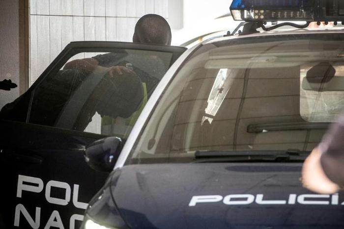 Spain's conservative media has shone a spotlight on the case of a man given two years' jail for killing a thief