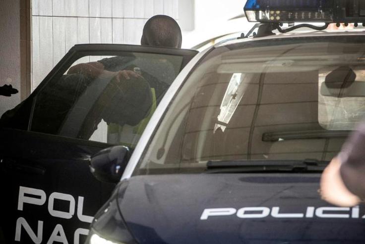 Spain's conservative media has shone a spotlight on the case of a man given two years' jail for killing a thief
