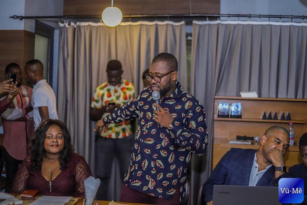 Sarkodie interacts with CEO of Vū-Mē, others