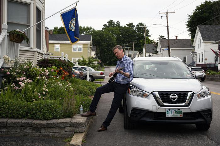 Here's Why John Hickenlooper and His Banjo Are Still in the 2020 Race