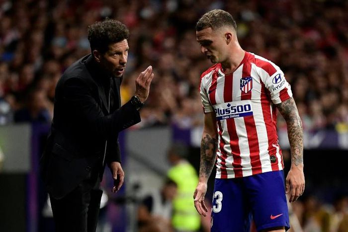 Atletico Madrid coach Diego Simeone speaks to defender Kieran Trippier