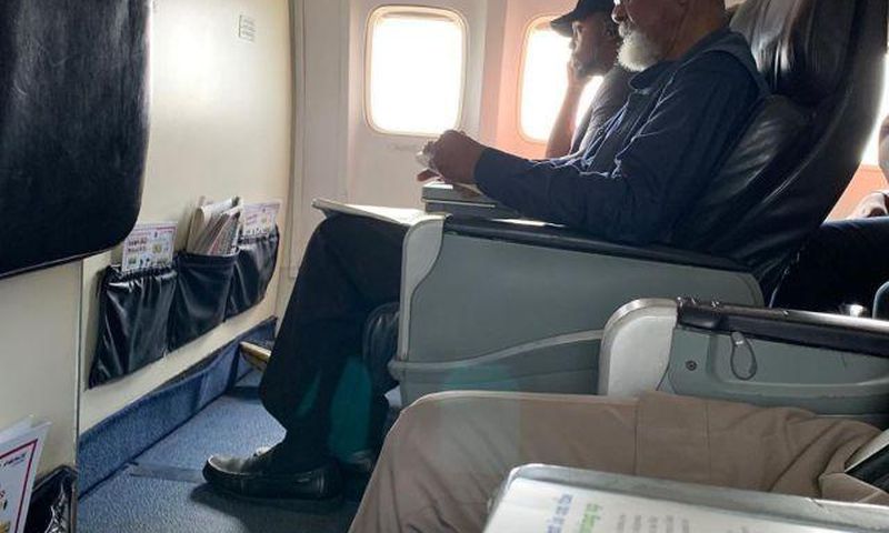 Young ‘I know my right’ man fights with professor Wole Soyinka over flight seat, forces the renowned author to vacate