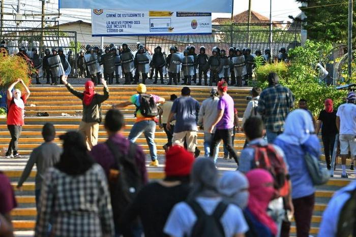 Five students of the National Autonomous University of Honduras received bullet wounds during a demonstration against the country's president