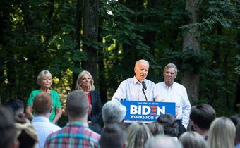 How are the leading candidates set up in Iowa and new Hampshire