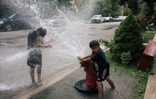 Heat Wave Keeps Its Grip on New York, Even After Nightfall