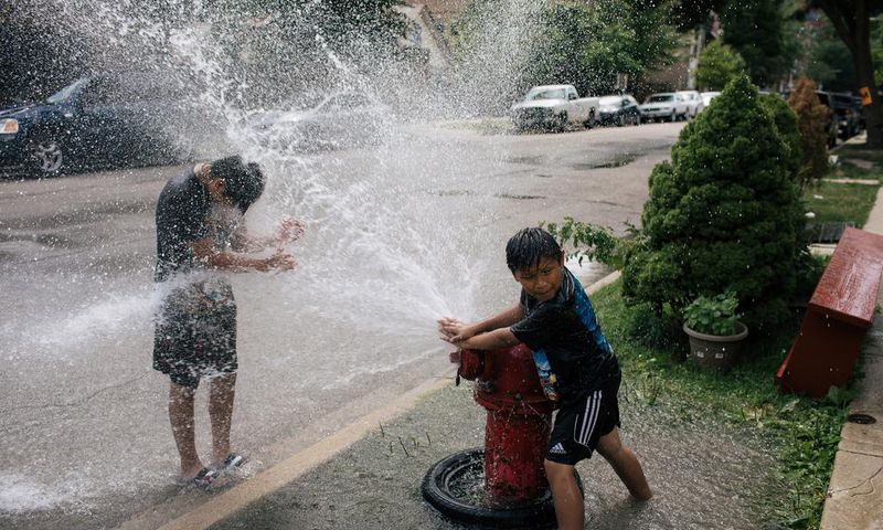 Heat Wave Keeps Its Grip on New York, Even After Nightfall