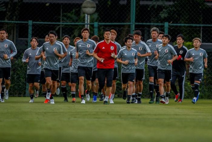 Eiji Kawashima (center, in red) is the elder statesman in a young Japanese squad making its second appearance as guests at the Copa America