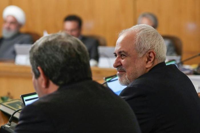 Iranian Foreign Minister Mohammad Javad Zarif (R) has warned US President Donald Trump that a 'short war" with Iran is an "illusion" as tensions between the two countries deepen