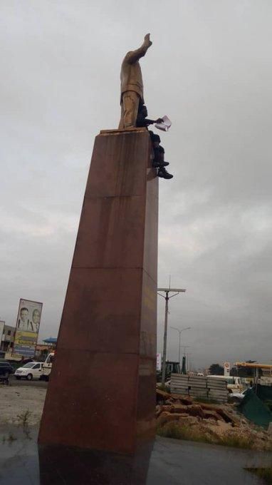 Man threatens to commit suicide as he climbs statue at Obetsebi Lamptey circle