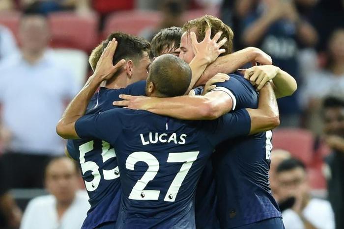 Tottenham's Harry Kane (R) is congratulated by teammates after scoring the decider in their pre-season friendly against Juventus