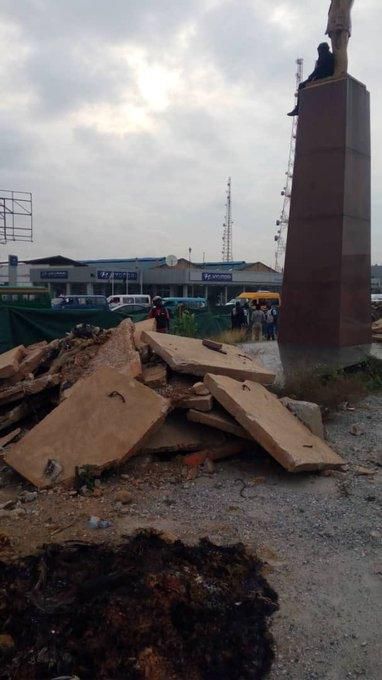Man threatens to commit suicide as he climbs statue at Obetsebi Lamptey circle
