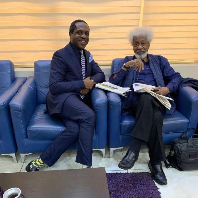 Young ‘I know my right’ man fights with professor Wole Soyinka over flight seat, forces the renowned author to vacate
