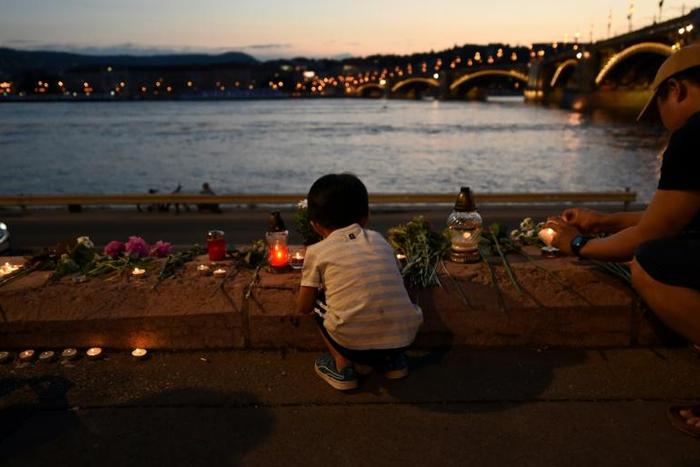 Candles have been lit close to the Danube in memory of the victims